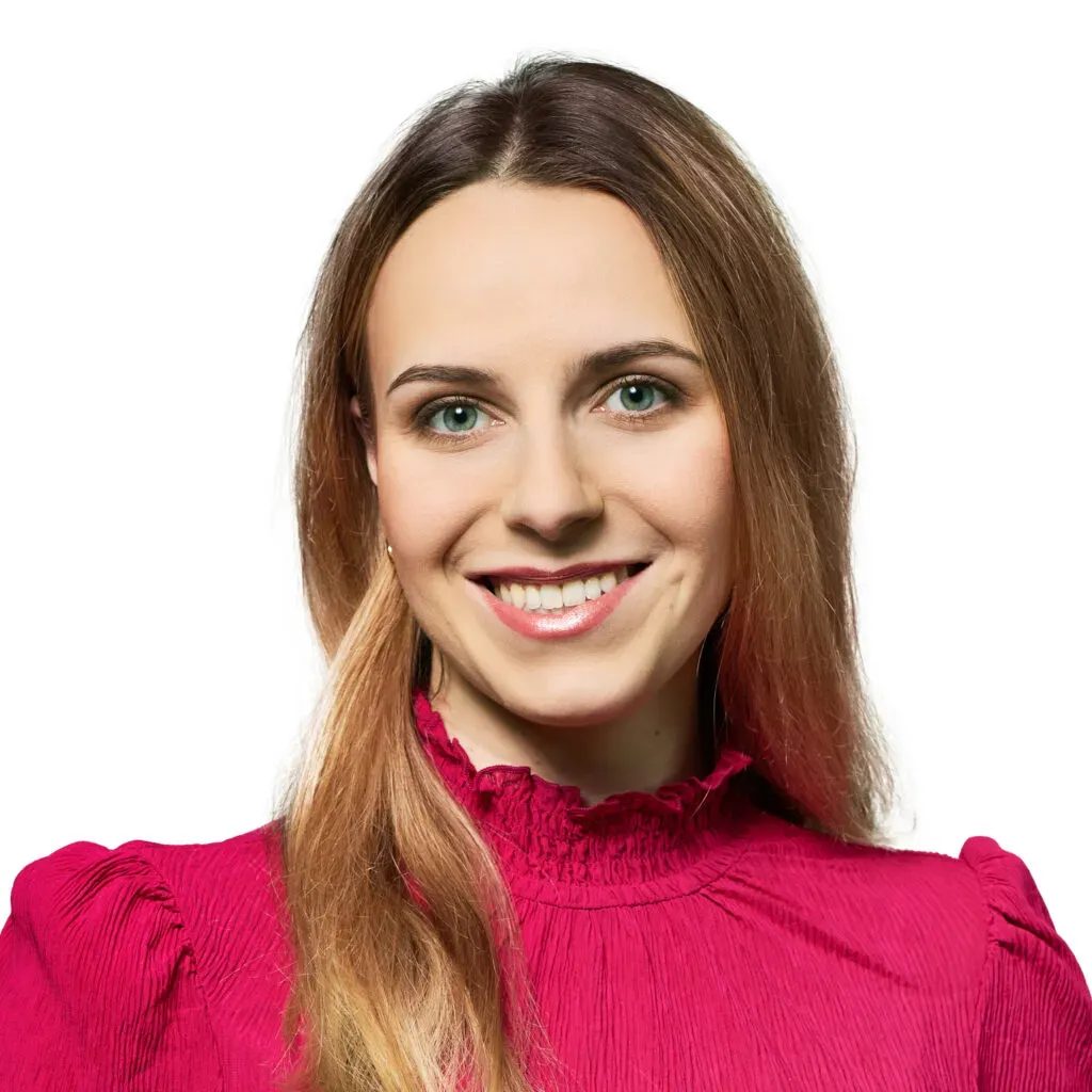 Radczyni prawna kancelarii KRK z prostymi, jasnobrązowymi włosami, w różowej bluzce – profesjonalny portret do sekcji Zespół