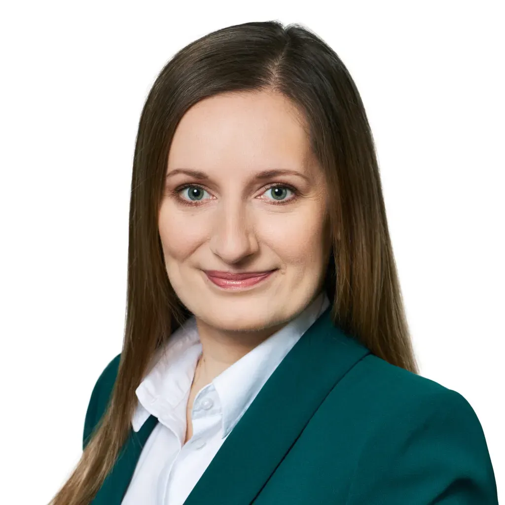 Adwokatka kancelarii KRK z prostymi, jasnobrązowymi włosami, w zielonym żakiecie i białej koszuli – profesjonalne zdjęcie biznesowe do sekcji Zespół