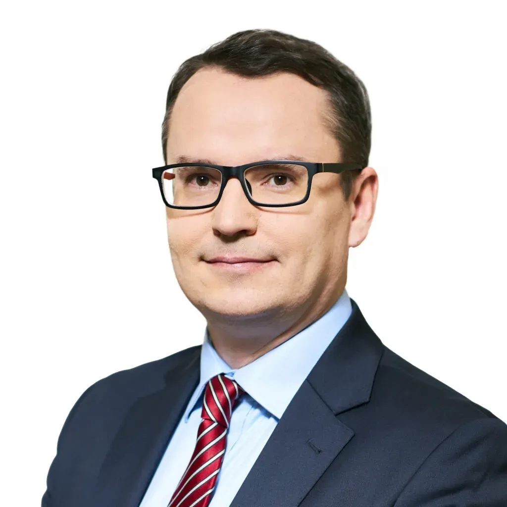 Dr hab. profesor, adwokat kancelarii KRK w okularach, z krótkimi ciemnobrązowymi włosami, w granatowym garniturze, błękitnej koszuli i czerwonym krawacie – profesjonalne zdjęcie biznesowe do sekcji Zespół