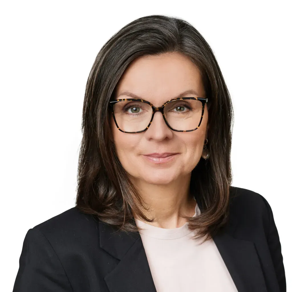 Wspólniczka, adwokatka kancelarii KRK w okularach w panterkowej oprawie, z prostymi ciemnobrązowymi włosami, w czarnym żakiecie i jasnej bluzce – profesjonalne zdjęcie biznesowe do sekcji Zespół