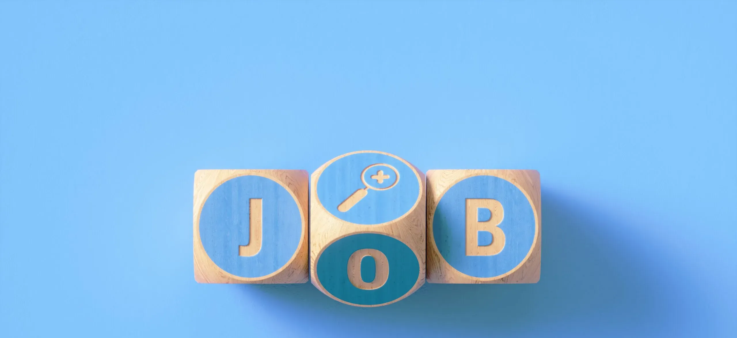 Drewniane klocki z napisem JOB na niebieskim tle – ilustracja do sekcji Dołącz do nas na stronie kancelarii KRK.